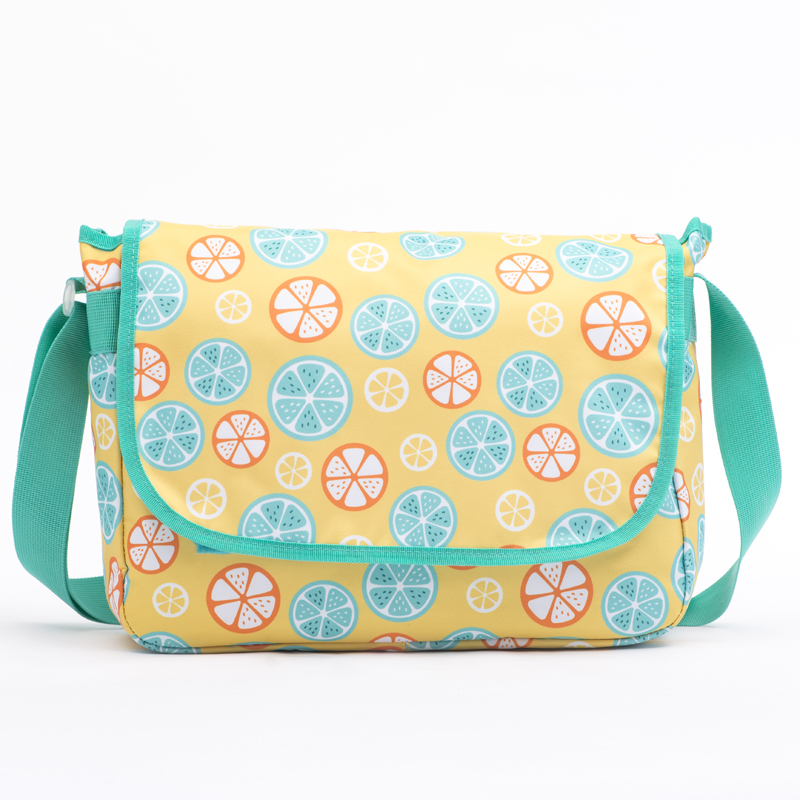 shoulder bag The main color is bright yellow, featuring various citrus fruit slice patterns,giving it a summery vibe.It’s perfect for kids or anyone who enjoys a cute style.